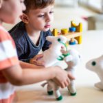 meninos brincando com coelhos de pelúcia