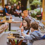 famílai tomando sorvete em jurerê open shopping