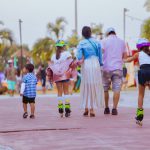 família andando de patins em jurerê open shopping