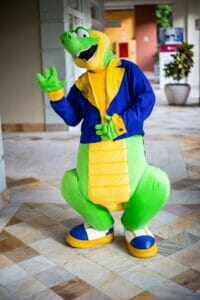 Pessoa vestida de tartaruga