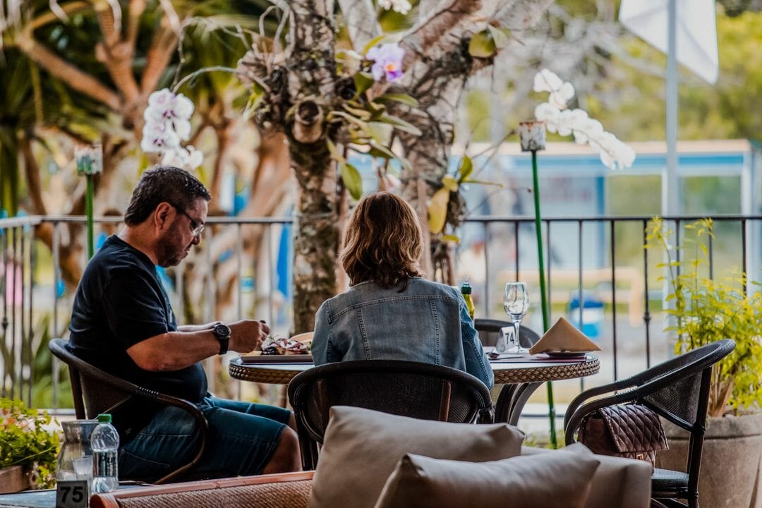 homem e mulher almoçando ao ar livre no hotel