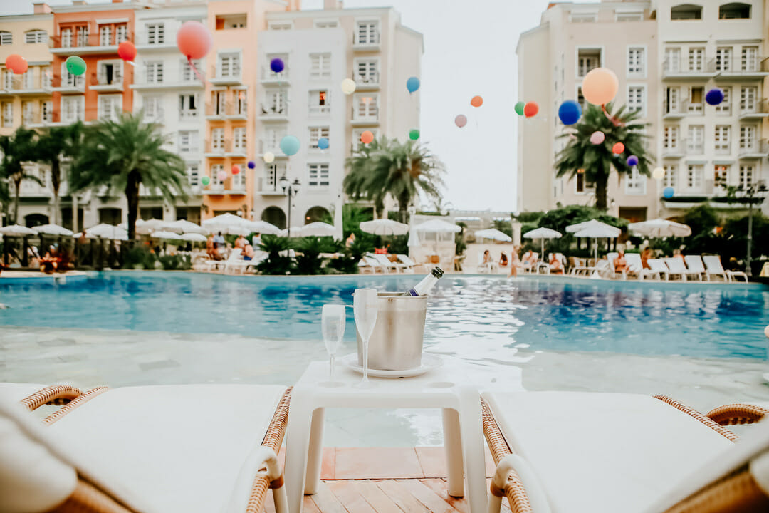 piscina do hotel que imita uma praia