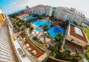 visão panorâmica de hotel com piscinas